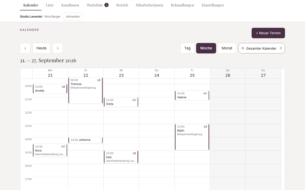 slotdiva im Überblick: Wochenkalender mit Terminen mehrerer Mitarbeiterinnen, Navigation zu Liste, Kundinnen, Warteliste, Betrieb und Mitarbeiterinnen